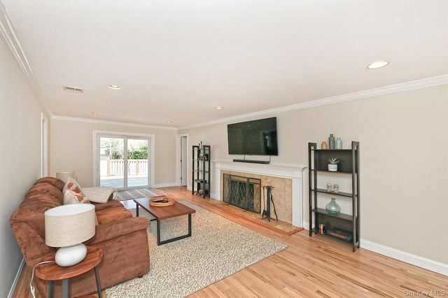 51 Fairfields Lane, Huntington Station, NY 11746