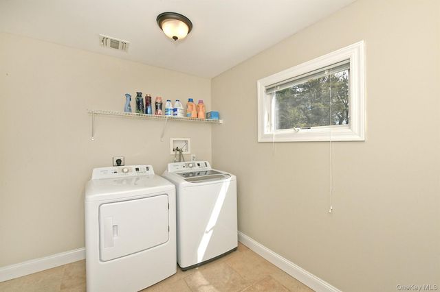 51 Fairfields Lane, Huntington Station, NY 11746