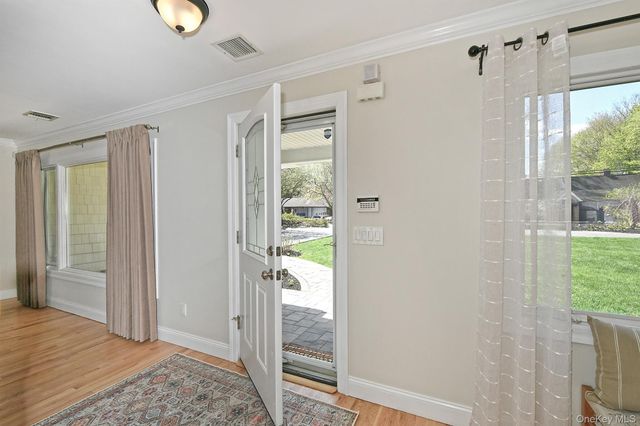 51 Fairfields Lane, Huntington Station, NY 11746