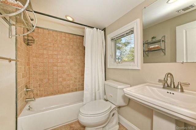 51 Fairfields Lane, Huntington Station, NY 11746