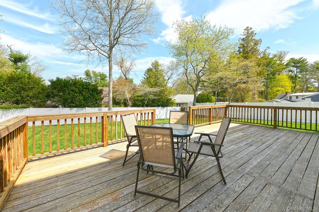 51 Fairfields Lane, Huntington Station, NY 11746