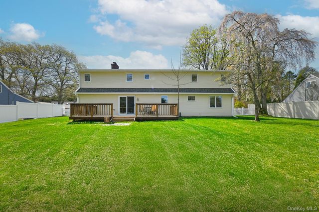 51 Fairfields Lane, Huntington Station, NY 11746