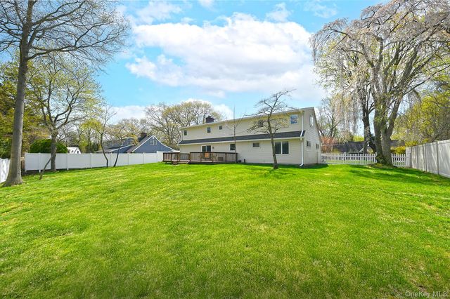 51 Fairfields Lane, Huntington Station, NY 11746