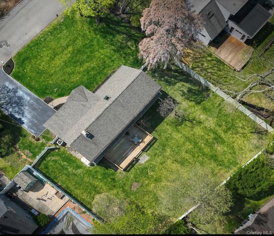 51 Fairfields Lane, Huntington Station, NY 11746