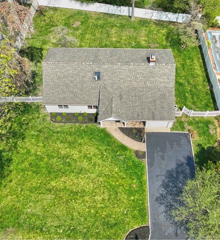 51 Fairfields Lane, Huntington Station, NY 11746