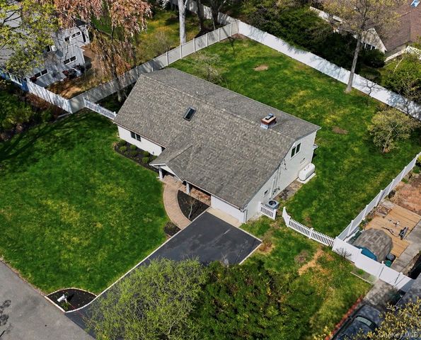 51 Fairfields Lane, Huntington Station, NY 11746