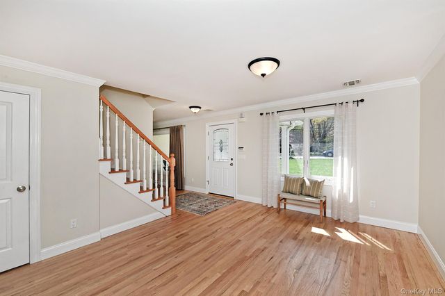 51 Fairfields Lane, Huntington Station, NY 11746