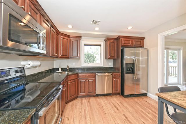 51 Fairfields Lane, Huntington Station, NY 11746