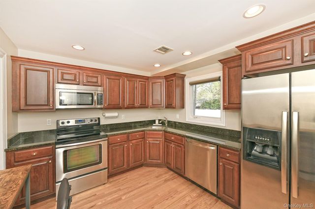 51 Fairfields Lane, Huntington Station, NY 11746