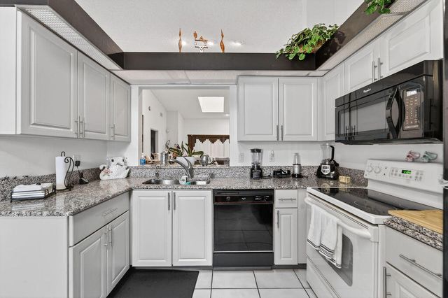 6045 Sunny Pointe Circle, Delray Beach, FL 33484