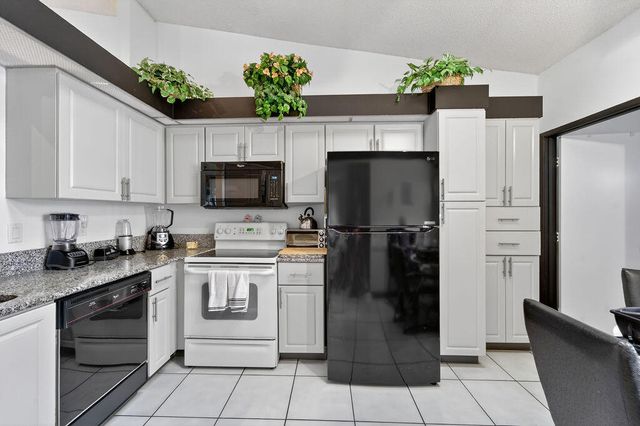 6045 Sunny Pointe Circle, Delray Beach, FL 33484