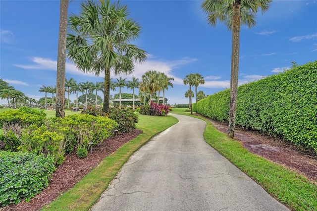 10858 White Aspen Ln, Boca Raton, FL 33428