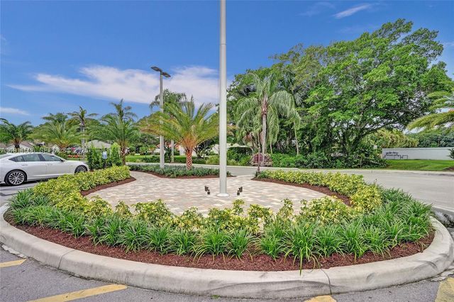 10858 White Aspen Ln, Boca Raton, FL 33428