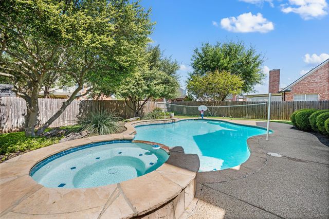 417 Shade Tree Circle, Hurst, TX 76054