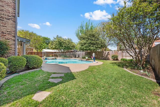417 Shade Tree Circle, Hurst, TX 76054