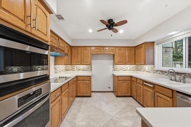 2 Rambling Wood Court, The Woodlands, TX 77380