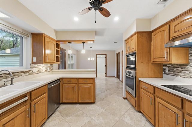 2 Rambling Wood Court, The Woodlands, TX 77380