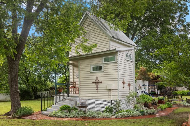 303 W Market Street, Honey Grove, TX 75446