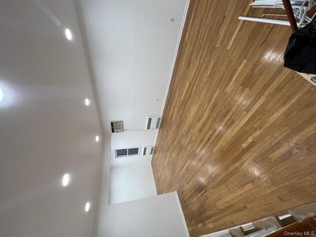 35 W Belle Terre Avenue N, Lindenhurst, NY 11757
