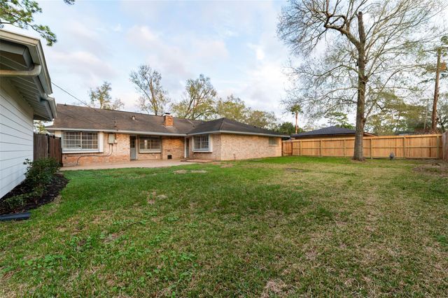 2706 Williamsburg Drive, Dickinson, TX 77539