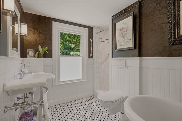 83 Malbone Road, Newport, RI 02840