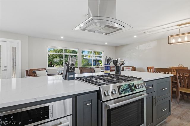 6807 Azalea LN, Fort Myers, FL 33919