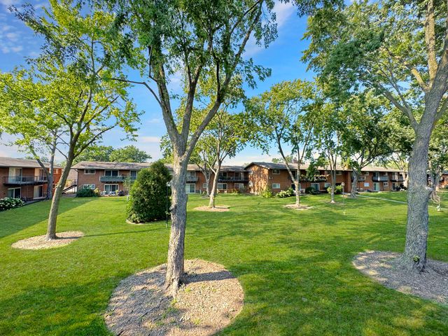 1910 W Hatherleigh Court 2C, Mount Prospect, IL 60056