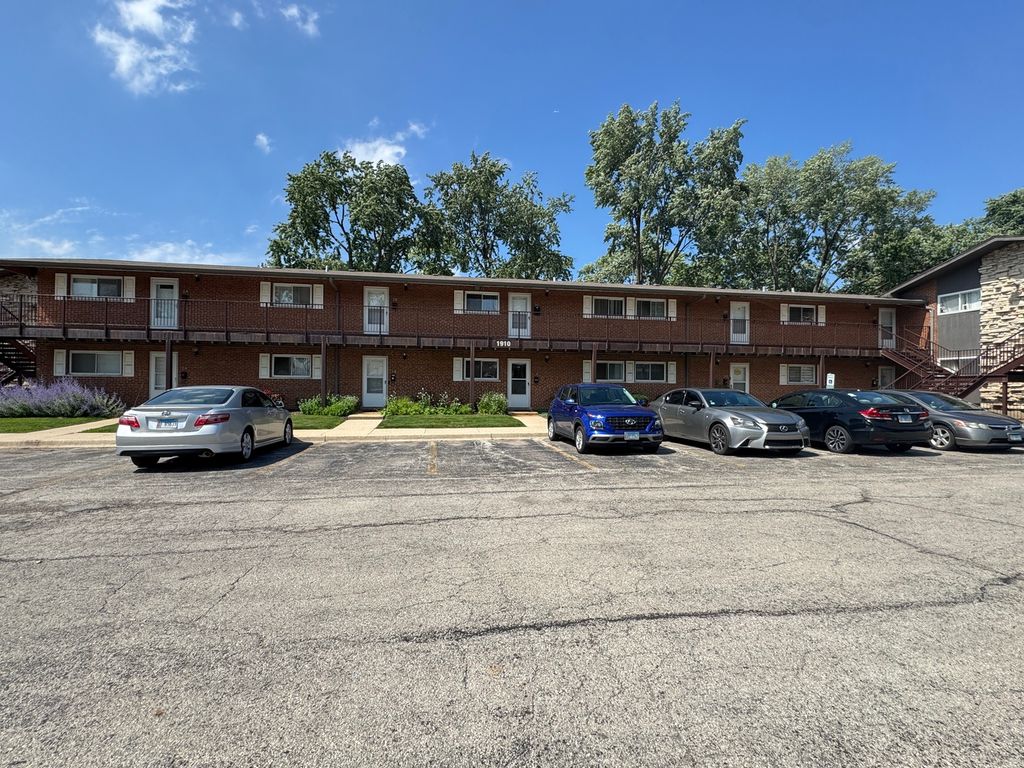 1910 W Hatherleigh Court 2C, Mount Prospect, IL 60056