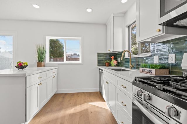 304 Brentwood Dr, Roseville, CA 95678