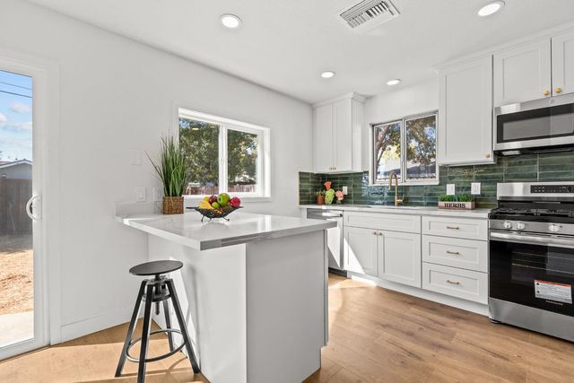 304 Brentwood Dr, Roseville, CA 95678