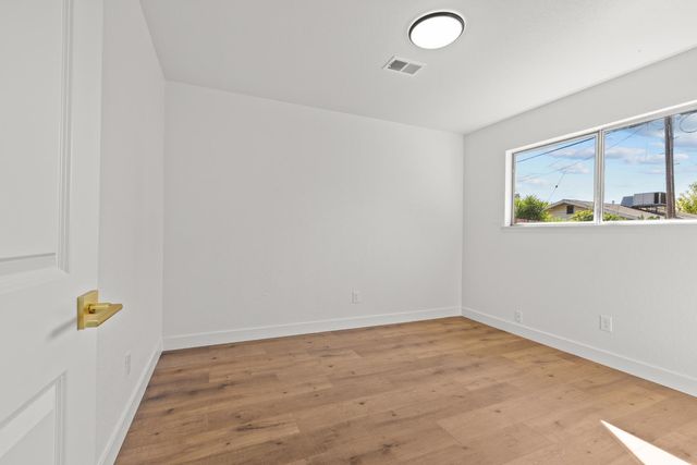 304 Brentwood Dr, Roseville, CA 95678