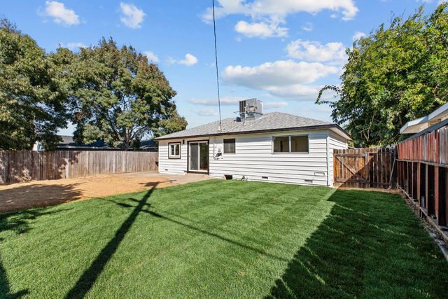 304 Brentwood Dr, Roseville, CA 95678