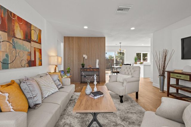 304 Brentwood Dr, Roseville, CA 95678