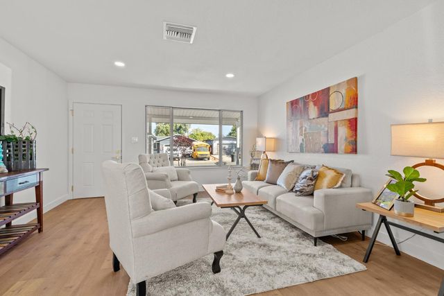 304 Brentwood Dr, Roseville, CA 95678