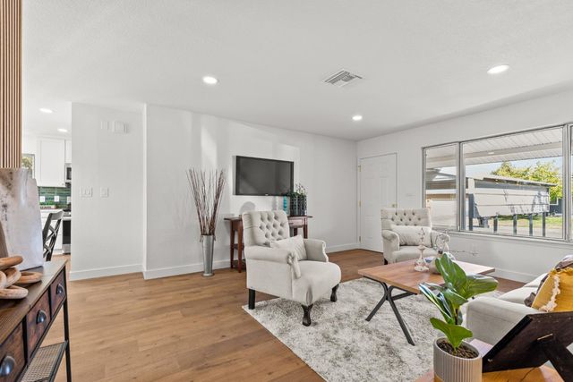 304 Brentwood Dr, Roseville, CA 95678