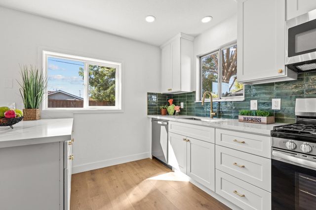 304 Brentwood Dr, Roseville, CA 95678