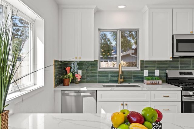 304 Brentwood Dr, Roseville, CA 95678