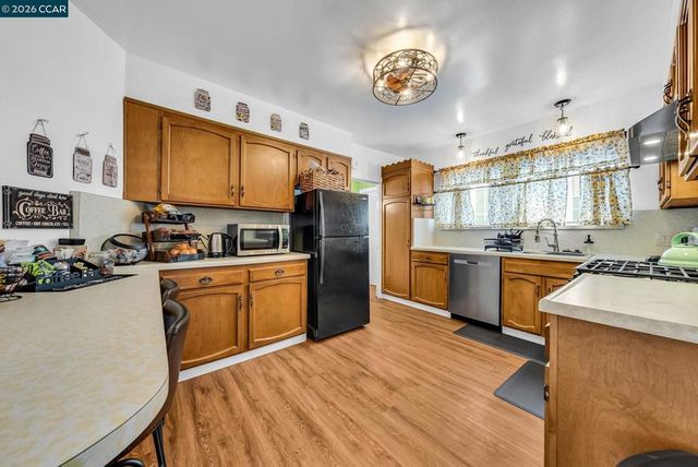 2628 2628 Logan St, Oakland, CA 94601