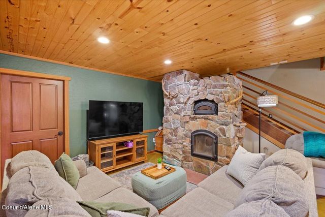 21807 E Doyle RD, Cataldo, ID 83810