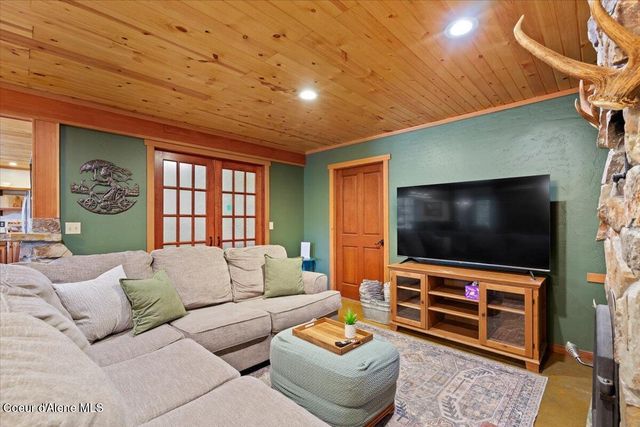 21807 E Doyle RD, Cataldo, ID 83810