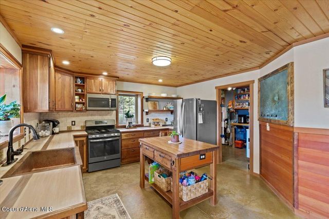 21807 E Doyle RD, Cataldo, ID 83810