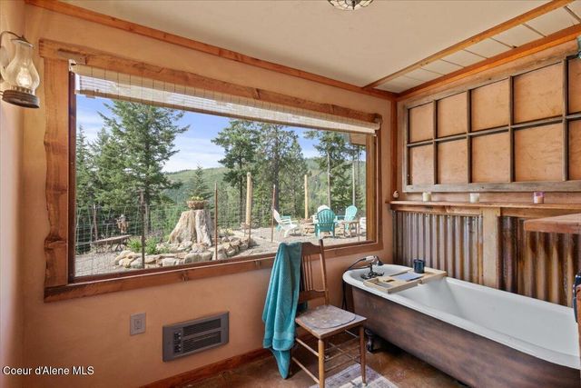 21807 E Doyle RD, Cataldo, ID 83810