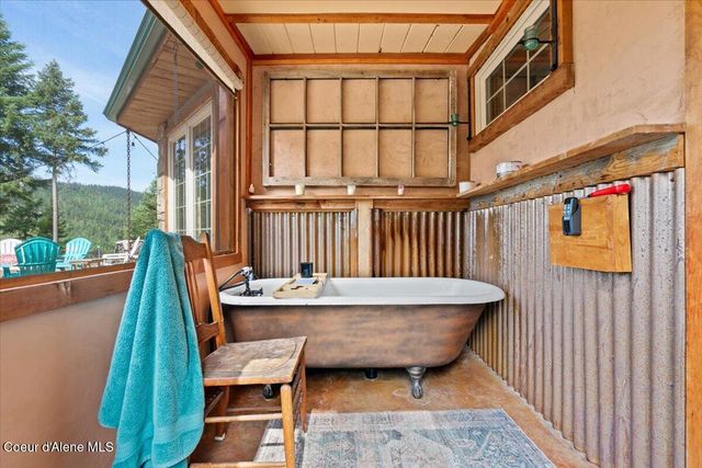21807 E Doyle RD, Cataldo, ID 83810