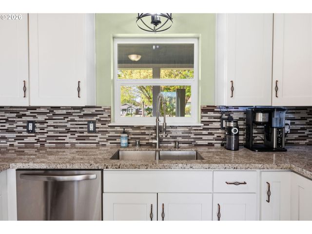 3198 DUKE SNIDER Ave, Eugene, OR 97402