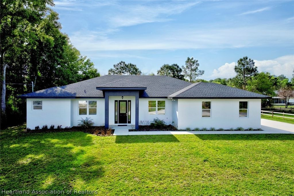 2011 W Falcon Road, Avon Park, FL 33825