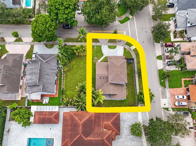 8745 NW 150th Ter, Miami Lakes, FL 33018