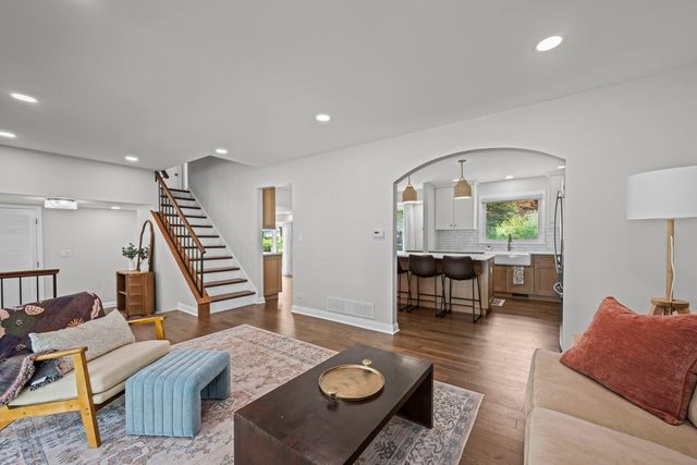 1505 S Kennicott Avenue, Arlington Heights, IL 60005