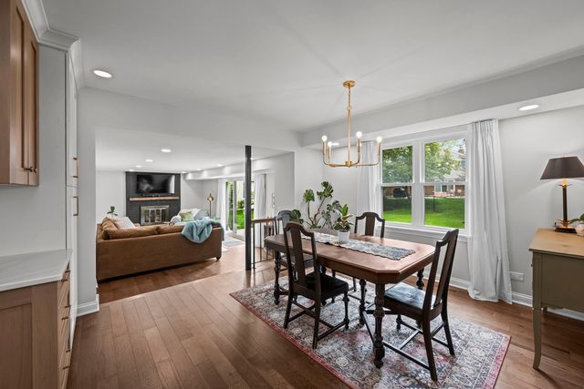 1505 S Kennicott Avenue, Arlington Heights, IL 60005