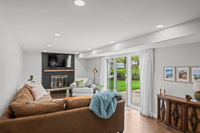 1505 S Kennicott Avenue, Arlington Heights, IL 60005