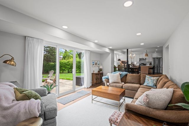 1505 S Kennicott Avenue, Arlington Heights, IL 60005